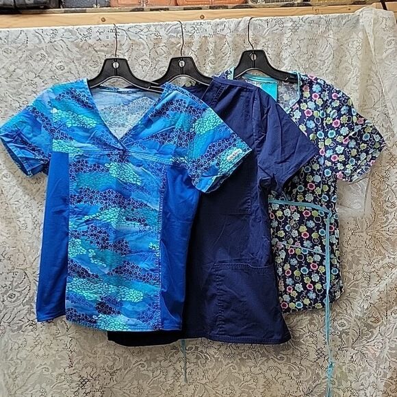 Bundle of 3 scrubs v-neck tops- Unknown brands: size Small - Picture 1 of 7